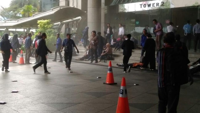 Bursa Efek Indonesia (BEI) menyatakan bahwa perdagangan saham untuk sesi II diundur satu jam setelah robohnya selasar lantai II di gedung lembaga tersebut.