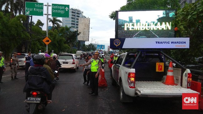 Bus TransJakarta belum diizinkan untuk melintas di jalan layang Pancoran. Jalan Layang yang baru dibuka itu belum melalui uji beban dan sertifikasi.