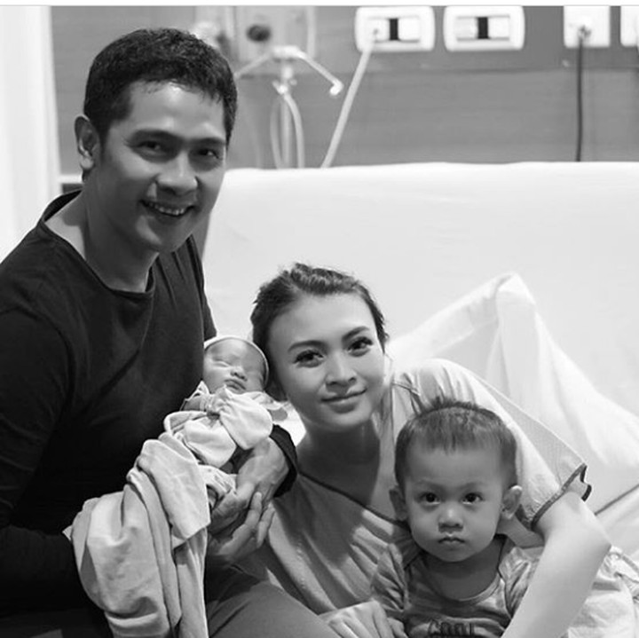 <p>Tapi syukurlah bayinya nggak lama-lama di NICU, sehingga bisa berkumpul bersama orang tua dan kakaknya. Sehat selalu ya, Baby Parva. (Foto: Instagram @adinugroho_st)</p>