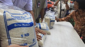 Bulog Bakal Perluas Penjualan Beras Sachet ke NTB dan Sulsel