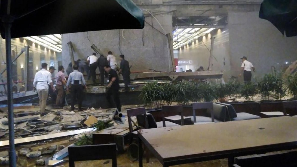 FOTO: Suasana Saat Selasar Gedung BEI Roboh