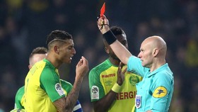 Insiden Kocak Wasit Tekel Pemain di Pertandingan PSG