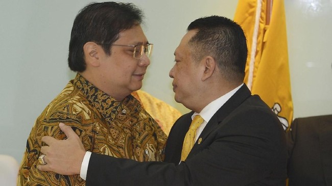 Internal Partai Golkar memanas jelang Munas. Dua calon ketua umum, Airlangga Hartarto dan Bambang Soesatyo melakukan manuver politik cari dukungan.