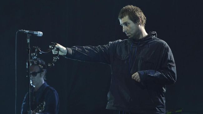 Konser Liam Gallagher di Jakarta, Minggu (14/1) malam di Ancol membuktikan ia bukan hanya masih mampu bernyanyi, tapi Liam adalah seutuhnya 'rock star'.