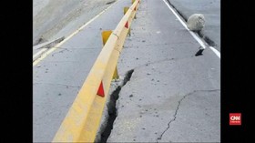 VIDEO: Jalan Rusak Akibat Gempa Peru, 17 Petambang Hilang