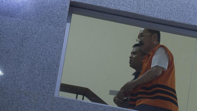 Sidang praperadilan pengacara Fredrich Yunadi ditunda sepekan karena KPK tidak hadir. Pihak Fredrich menilai KPK melanggar haknya.