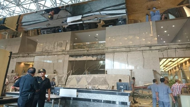 Ketua Fraksi PDIP Gembong Warsono menyebut Pemprov DKI sebagai pihak yang mengeluarkan izin mendirikan bangunan harus bertanggung jawab atas kejadian itu.
