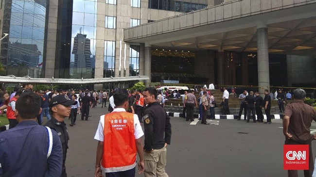 Bursa Efek Indonesia (BEI) menyatakan tidak jadi mengundur waktu perdagangan saham sesi II setelah musibah robohnya selasar di lantai I gedung.