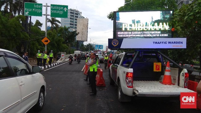 Flyover Pancoran mulai dibuka sejak pukul 06.00 WIB. Lewat pengeras suara, sejumlah petugas mengarahkan pengendara agar melintasi flyover.