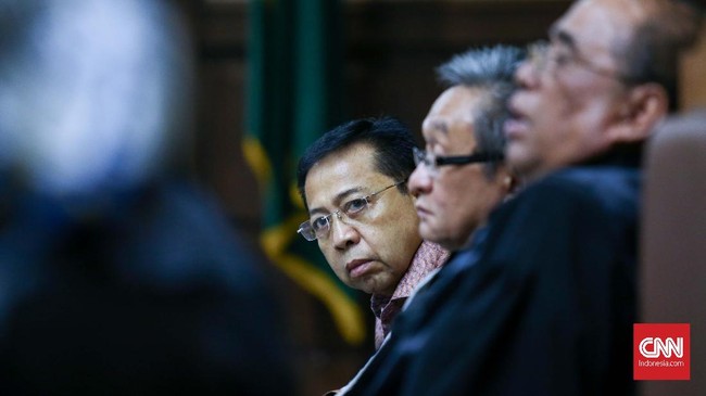 Kuasa Hukum Setya Novanto, Maqdir Ismail, menyebut ada seseorang yang meminta kliennya mengajukan diri sebagai justice collaborator kasus korupsi e-KTP.
