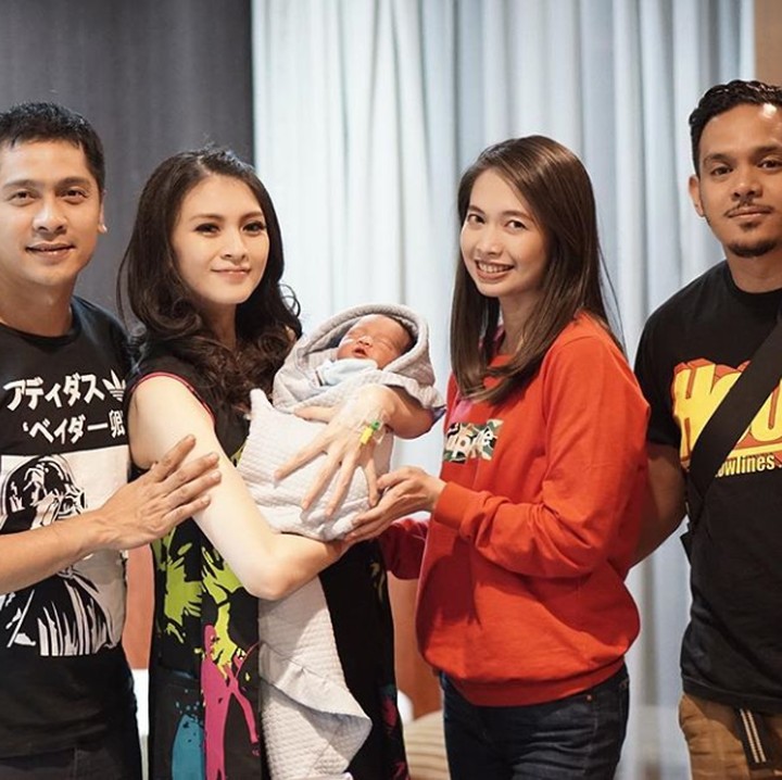 <p>Ini waktu ditengokin teman-teman ayah dan ibunya. Oh iya, tak lama setelah melahirkan anaknya, Donita sempat baper dan panik. Karena sejak lahir sampai lebih dari 24 jam, Donita tidak bisa ketemu bayinya.(Foto: Instagram @donitabhubiy)</p>