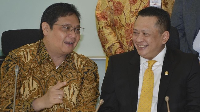 Penonaktifan sepuluh ketua DPD Golkar Maluku terkait dukungan terhadap pencalonan Bambang Soesatyo sebagai Ketum Golkar. Pemecatan disebut sesuai arahan DPP.