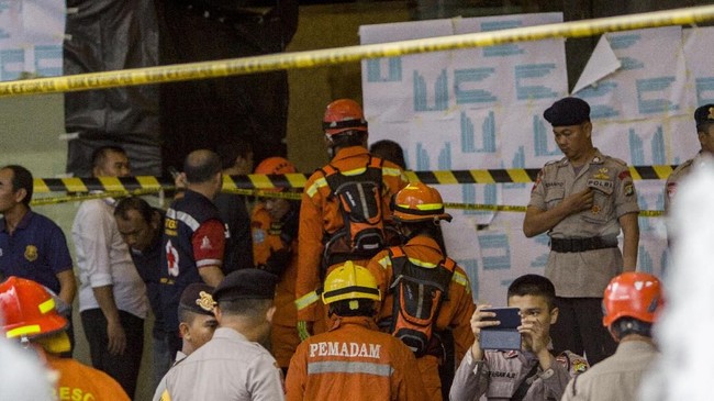 Korban tewas tertimpa coran tower roboh di Tambun Utara, Bekasi, Jawa Barat, dievakuasi petugas usai crane tiba pukul 21.46 WIB.