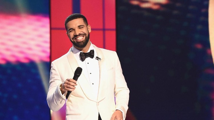 Momen Haru Rapper Drake Beri Kejutan Bocah Pasien Bedah Jantung Rapper asal Amerika, Drake, memberi kejutan fans ciliknya yang baru menjalani bedah jantung. Si bocah pun happy bukan main, Bun.
