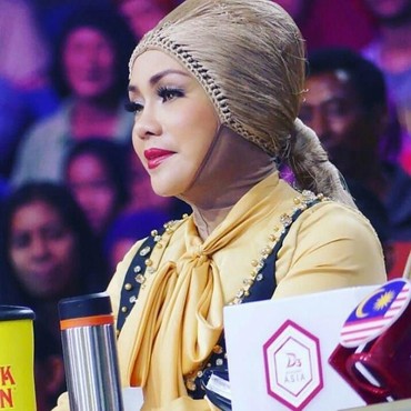 Kontroversi Iyeth Bustami Padukan Hijab & Wig hingga Disebut Mirip Kemoceng