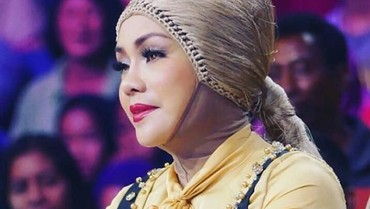 img-title Kontroversi Iyeth Bustami Padukan Hijab & Wig hingga Disebut Mirip Kemoceng