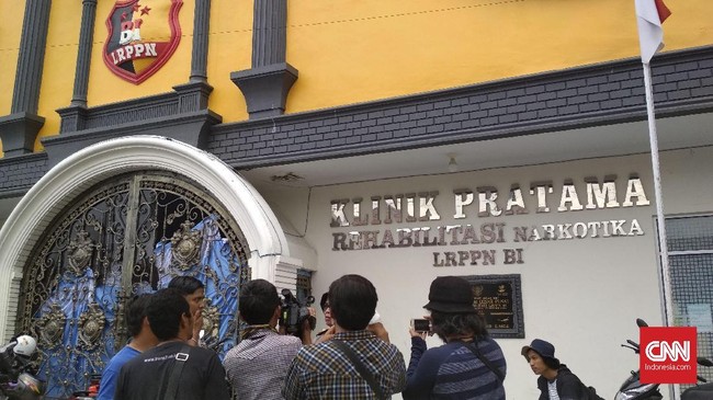 Polisi maupun petugas keamanan panti rehab menduga aksi para penghuni dipicu oleh lauk pauk makanan yang minim.