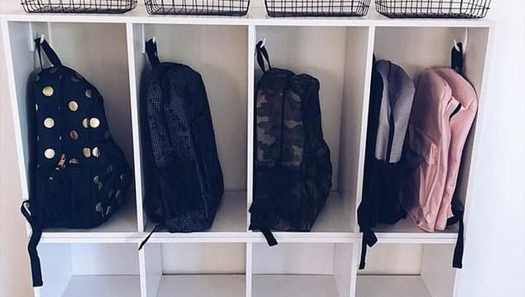 Demi mencegah drama 'barang ketinggalan' saat anak berangkat sekolah, ibu ini membuat cara yang brilian.