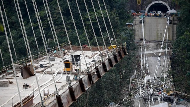 Sedikitnya 10 orang tewas dalam insiden jembatan ambruk di Kolombia, Senin (15/1).