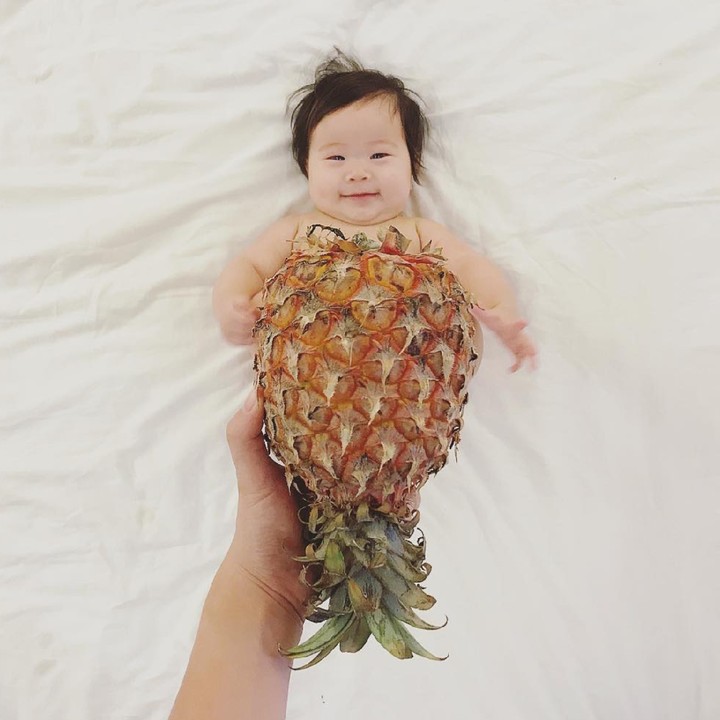 <p>'Gaun' nanas bikin si kecil yang satu ini makin chubby. Gemasnya! (Foto: Instagram/ @momtorae)<br /><br /></p>