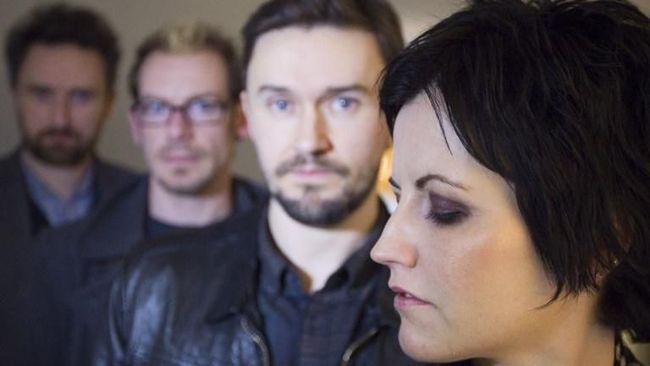 The Cranberries dan para musisi berduka cita mendengar kabar duka mendadak soal meninggalnya vokalis Dolores O'Riordan di London, Senin (15/1) waktu setempat.