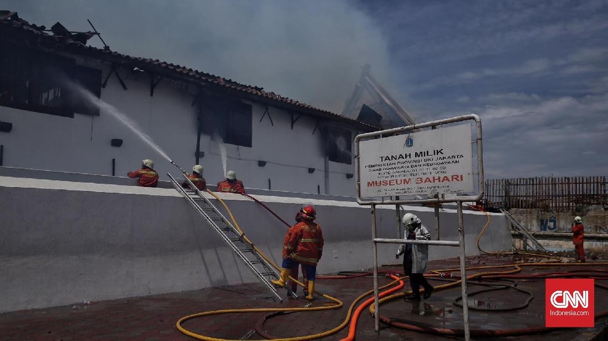 FOTO: Upaya Pemadaman Kebakaran Museum Bahari