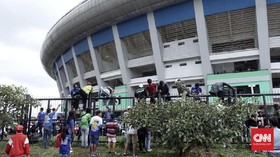 Detik-detik Suporter Persija Dikeroyok Massa di GBLA