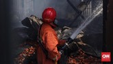 FOTO: Upaya Pemadaman Kebakaran Museum Bahari Salah satu gedung kompleks Museum Bahari, Jakarta Utara terbakar pagi tadi. Belum diketahui penyebab kebakaran museum yang baru tahun lalu direnovasi itu.