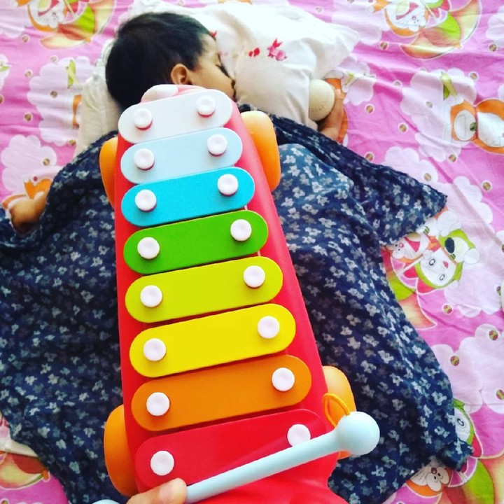 <p>Hmm, kreatif juga ya bundanya pakai alat musik buat 'kostum' si kecil. (Foto: Instagram/ @pennyponders_in_pics)</p>