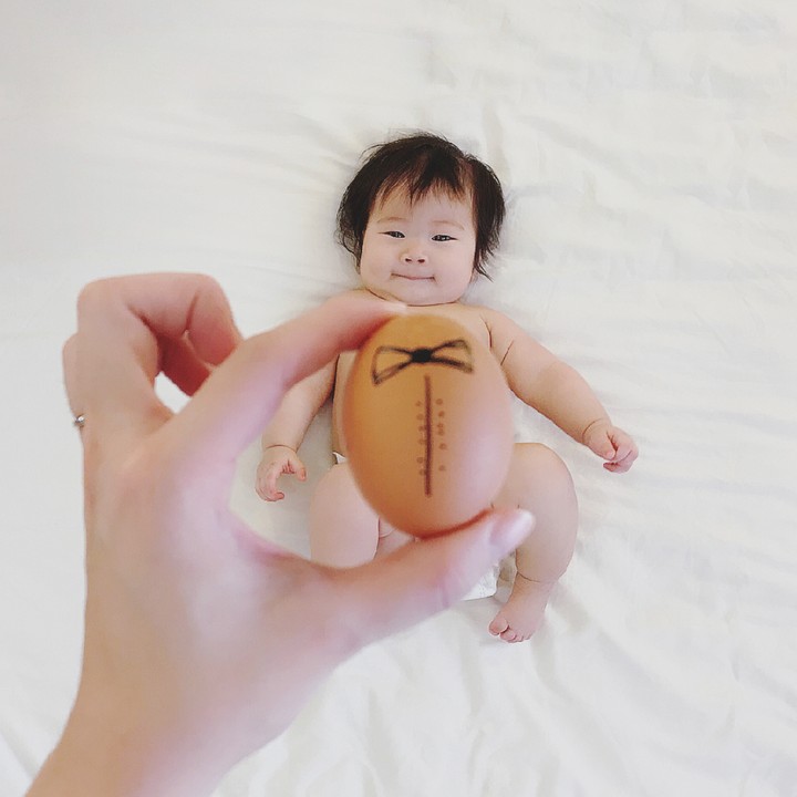 <p>Pakai baju dari telur, kenapa nggak? (Foto: Instagram/ @momtorae)<br /><br /></p>