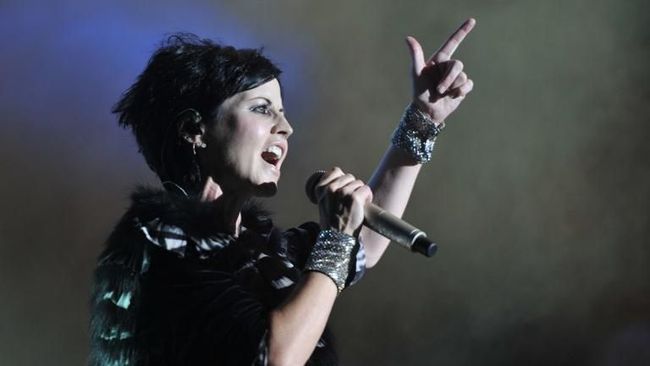 Kepolisian masih menginvestigasi kematian Dolores O'Riordan vokalis The Cranberries, yang ditemukan tak bernyawa Senin (15/1) pagi waktu Inggris.