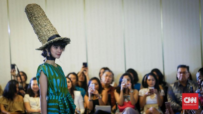 FOTO: Koleksi Busana Nyentrik Purana Lewat 'Intropical'