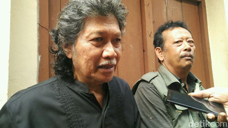 Cak Nun melayat di rumah duka Sujud Kendang, Yogyakarta, Selasa (16/1/2018).