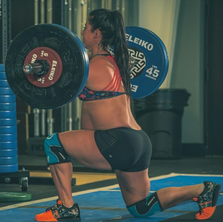 Kadang, beban yang diangkat sampai 45 kg. (Foto: Instagram/emilybreeze)