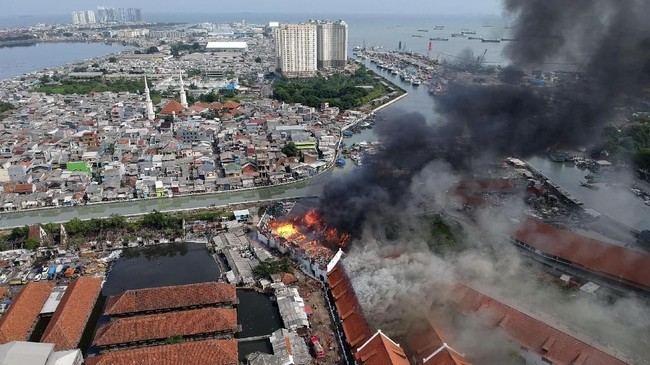 Kebakaran di museum bahari, menurut penjaga genset, berawal dari percikan api dari lampu neon di gedung C.