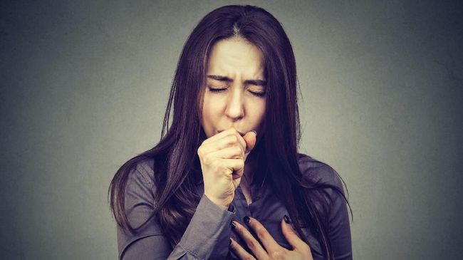 Mengenal 5 Penyebab Kanker Paru Selain Rokok Kanker paru-paru tak hanya disebabkan oleh kebiasaan merokok. Riwayat keluarga atau terkena paparan sisa hasil pembakaran juga bisa menjadi penyebabnya.