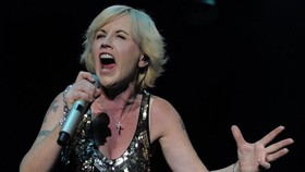 Ribuan Fan Iringi Jenazah Dolores 'The Cranberries'