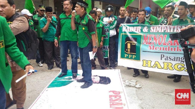 DPW dan DPC PPP di Sumut menuntutn Romahurmuziy mundur dari jabatan ketum karena mendukung Djarot-Sihar dalam Pilgub Sumut 2018.