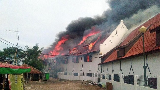 Anies yang sedang memimpin Operasi Lintas Jaya di Lapangan IRTI Monas, Jakarta, disebut langsung meluncur ke Museum Bahari yang terbakar.