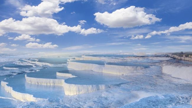 Pamukkale menjadi tempat pelesir keluarga bangsawan di zaman Yunani kuno. Mereka biasa berendam di kolam air panas alaminya.