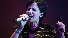 Mendiang Vokalis The Cranberries Bakal Dijadikan Patung