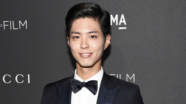 Yang membuat light stick ini berbeda adalah karena didesain sendiri oleh Park Bo Gum.