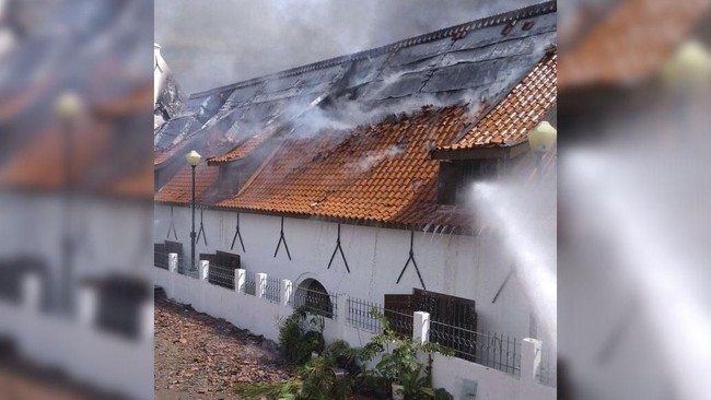 Jumlah mobil pemadam kebakaran yang diterjunkan untuk memadamkan kebakaran di museum bahari terus ditambah sejak laporannya diterima sekitar pukul 08.55 WIB