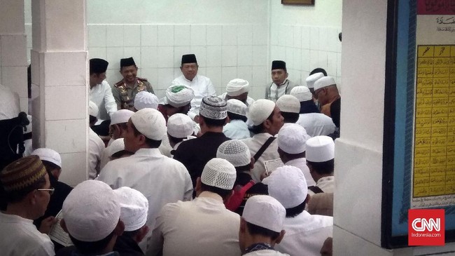 Jemaah yang melayat Habib Abdurrahman Kwitang secara spontan meneriakkan takbir saat Tito keluar lokasi persemayaman. Tito membalasnya dengan senyuman.