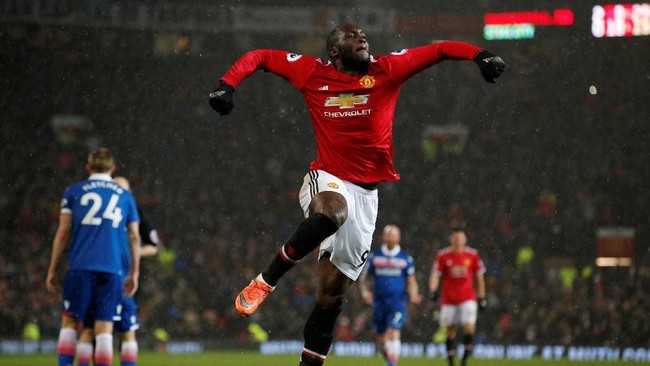 Manchester United mengalahkan Stoke City dengan skor meyakinkan. Tambahan tiga poin memangkas jarak MU dengan Manchester City.