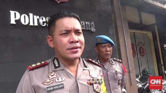 Kapolres Jombang AKBP Agung Marlianto mengungkapkan, dari keterangan para saksi, korban diduga frustasi karena pisah dengan suaminya.