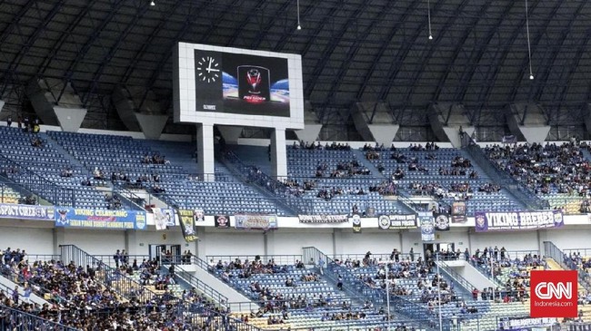 Warga menolak saat tim Dines Pemkot Bandung tengah mempersiapkan berbagai keperluan rapid test.