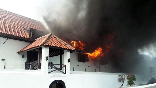 Alat pemadam api portabel di gedung C Museum Bahari tidak terisi penuh dan menyebabkan api tak tuntas dipadamkan saat masih kecil.