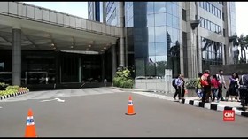 VIDEO: Selasar Roboh, Karyawan Gedung BEI Diliburkan