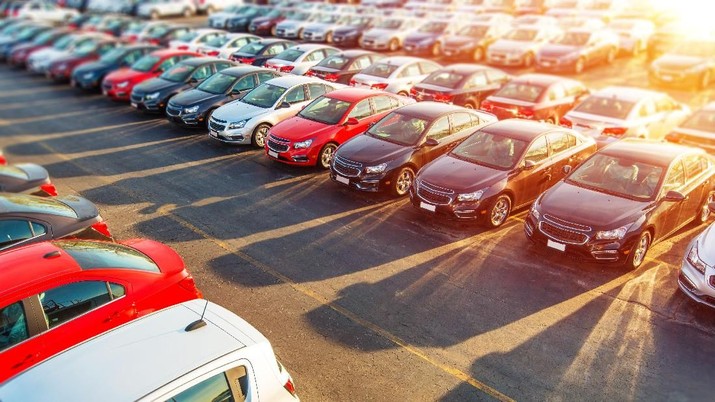 Ilustrasi Mobil Dealer New Cars Stock. Colorful Brand New Compact Vehicles For Sale Awaiting on the Dealer Parking Lot. Car Market Business Concept.